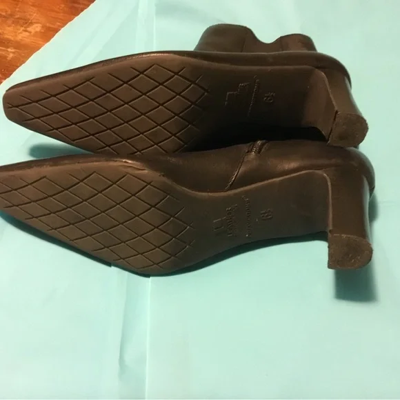 Black ankle leather boots, 6.5, “leather & man made upper,” excellent condition. - Picture 2 of 6